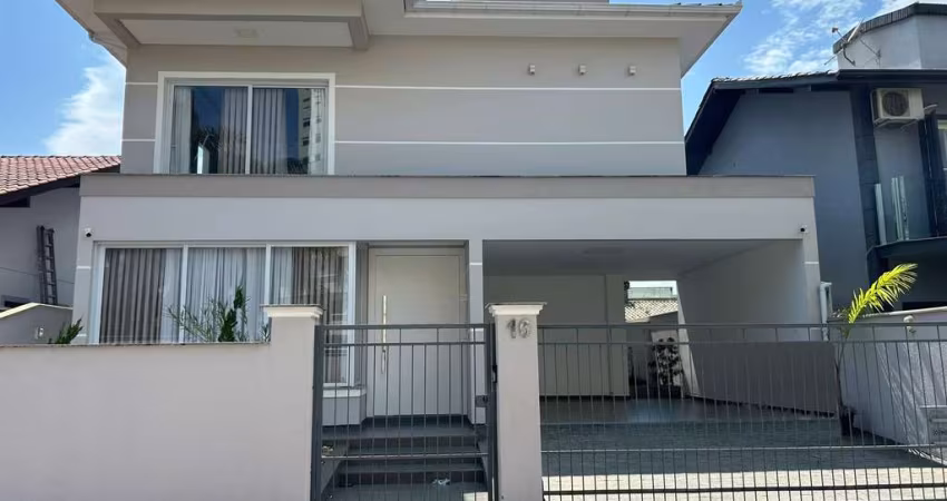 Casa Venda com 3 dormitórios sendo 1 suíte no bairro Pedra Branca - Palhoça-SC