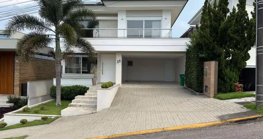 Casa Venda com 3 suítes, sendo 1 suíte master, área gourmet e piscina no bairro Pedra Branca - Palhoça-SC