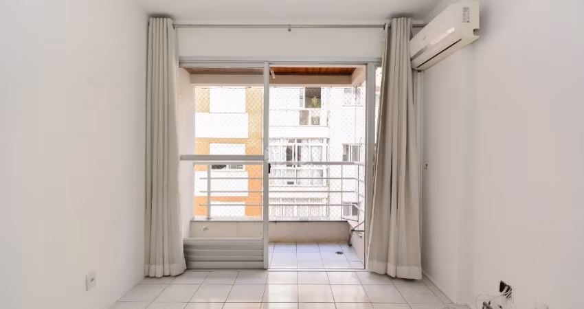 APARTAMENTO SEMIMOBILIADO COM 2 SUÍTES E 1 VAGA DE GARAGEM NO CENTRO DE FLORIANÓPOLIS