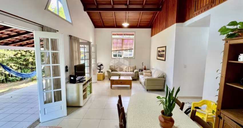 CASA COM VISTA MAR NO AÇORES COM 3 QUARTOS SENDO 1 SUÍTE E 3 VAGAS DE GARAGEM