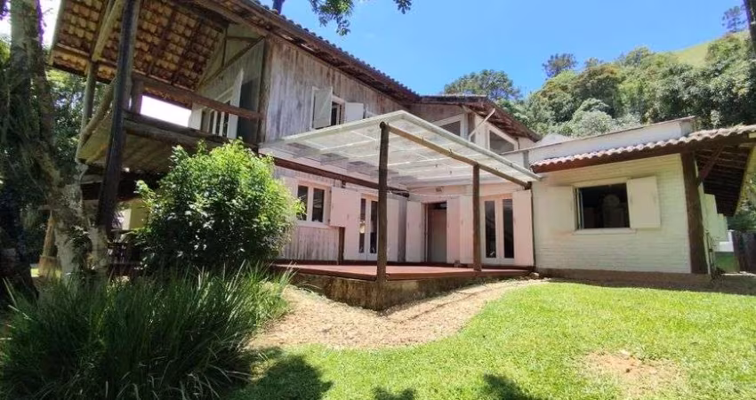 Casa com cachoeira privativa em Visconde de Mauá
