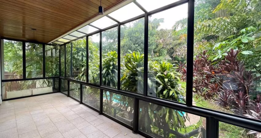 Casa tipo para venda com 5 quartos, sendo 5 suítes, 810m²