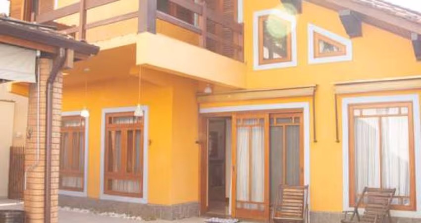 Casa de vila para venda com 3 quartos, sendo 3 suítes, 260m²