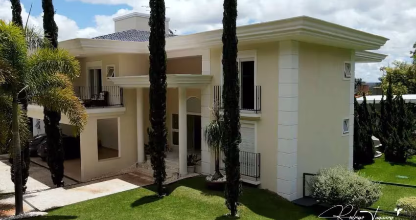 Sobrado mobiliado à venda no Aldeia do Vale – Estilo neoclássico com 5 suítes e lazer espetacular
