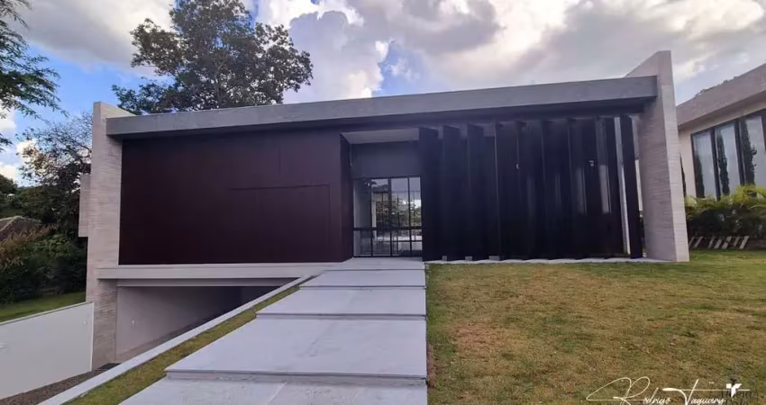 Casa térrea moderna à venda no Aldeia do Vale com 4 suítes e lazer completo
