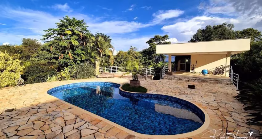 Casa térrea à venda no Aldeia do Vale com 4 suítes, piscina aquecida e ampla área verde