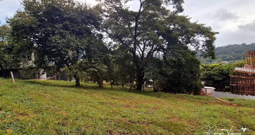 Terreno com vista privilegiada e plateau pronto para construir – Aldeia do Vale