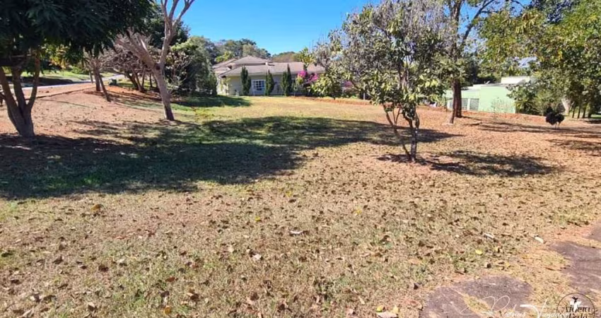 Terreno Fundo de Vale à Venda no Aldeia do Vale – Vista Deslumbrante para o Lago e Privacidade Total