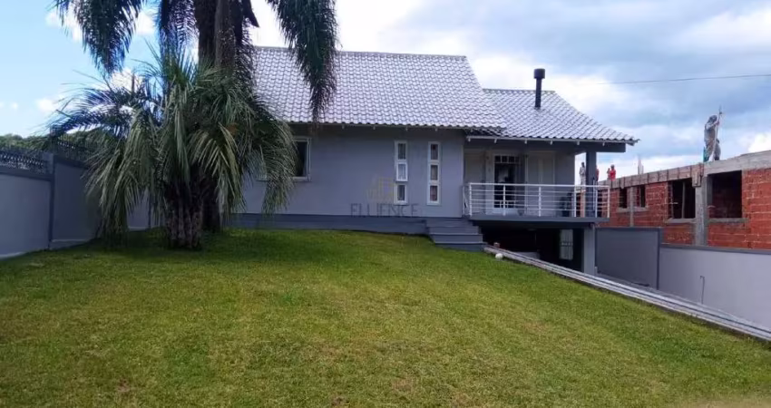 Fluence imóveis vende excelente casa com piscina no bairro santa marta em bento gonçalves .