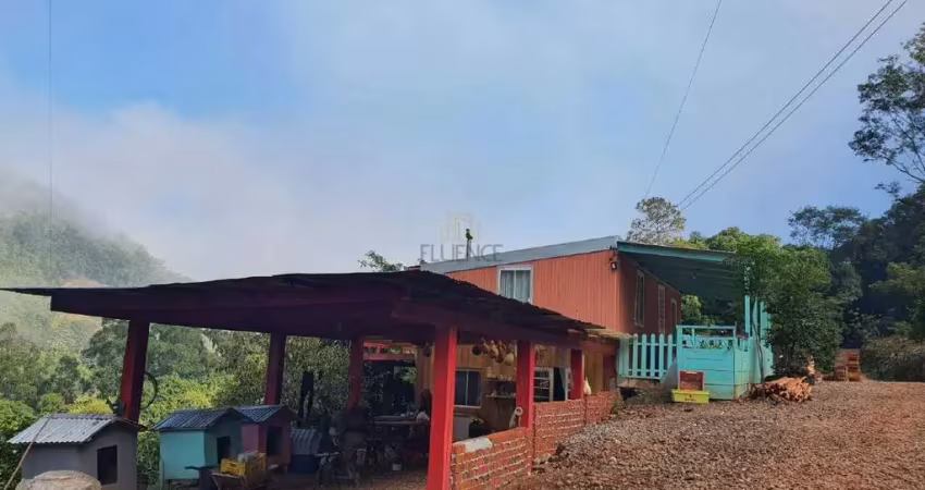 Linda área de terra com 2 casas e um pavilhão
