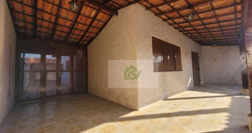 Casa com 4 dormitórios à venda, 180 m² por R$ 720.000 - Praia das Palmeiras - Caraguatatuba/SP