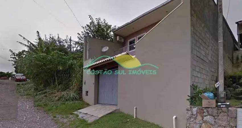 Confortável casa com dois quartos em terreno com duas frentes no Rio Tavares, Florianópolis, SC