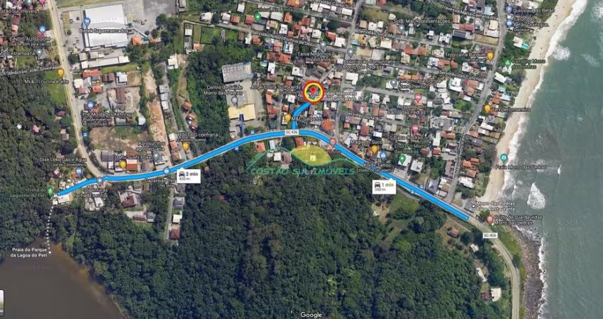 Terreno plano de 491,62m², com duas casas e em servidão sem saída, a 350 m da Praia do Morro das Pe