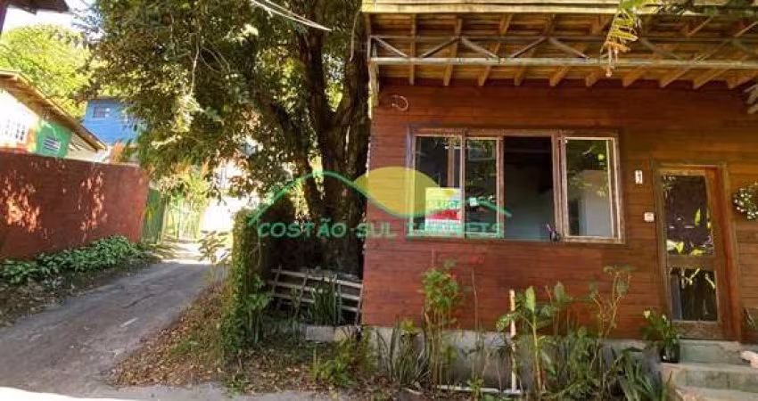Casa Geminada com quintal Compartilhado no Morro das Pedras - R$2.200,00 + Encargos