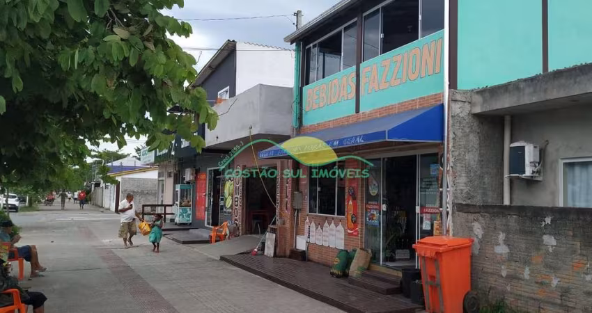 Prédio formado por duas lojas e um apartamento na principal rua comercial do bairro - Tapera - Flor