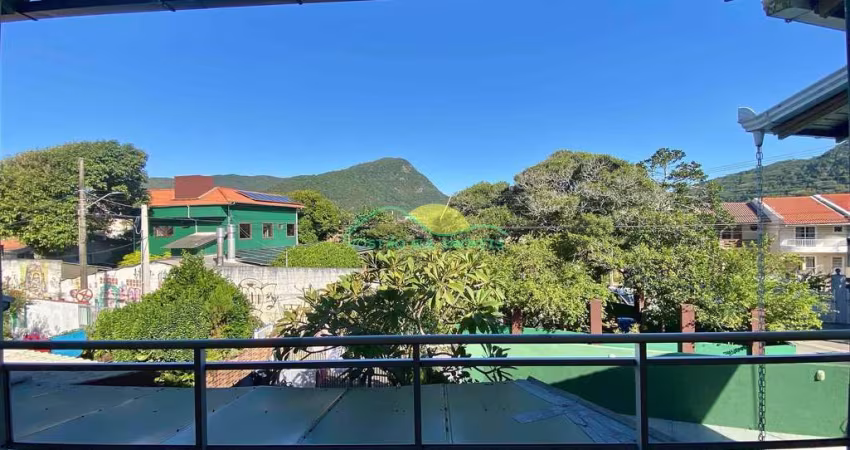 Casa Ampla com 3 Quartos a Poucos Metros da Praia na Armação – Conforto e Localização em Florianópo