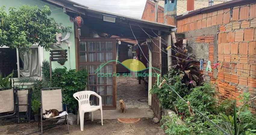 2 casas em um terreno à venda, Morro das Pedras, Florianópolis, SC