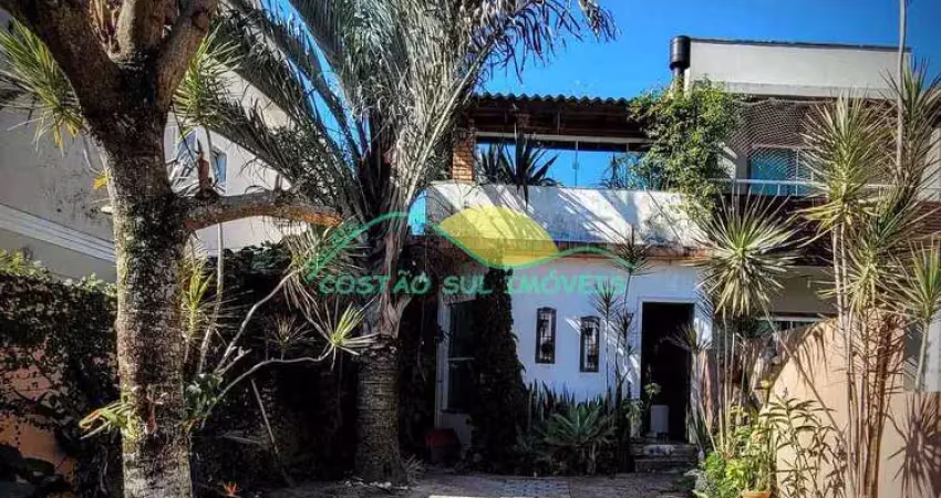 À venda: charme rústico e conforto moderno no campeche, casa mobiliada com piscina e estilo único