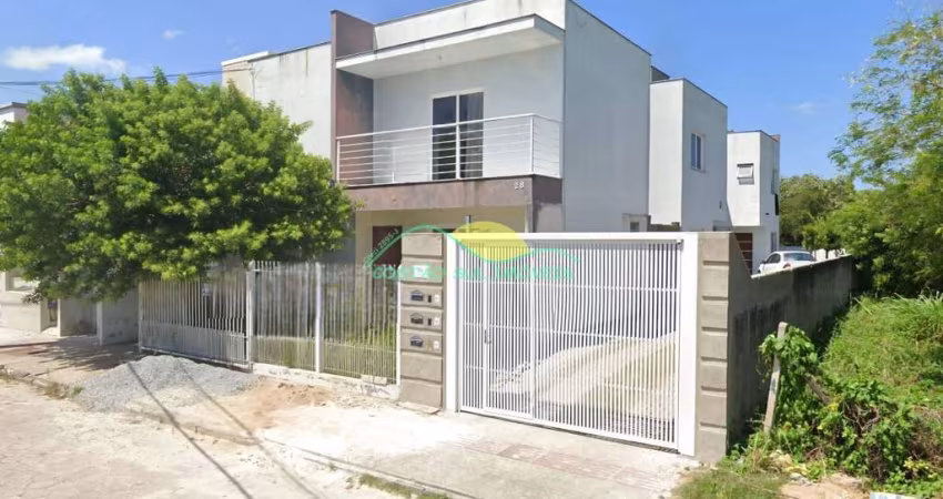 Casa geminada de dois pavimentos, mobiliada, com Escritura Pública e financiável, próxima a Pizzari