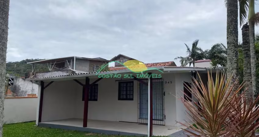 Locação anual: casa com piscina a poucos passos da praia no morro das pedras – florianópolis, sc