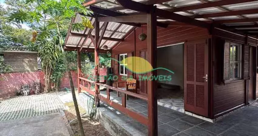 Locação anual: casa de madeira com quintal compartilhado, campeche, florianópolis, sc