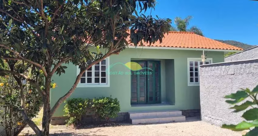 Aluguel - casa com 2 quartos, terreno todo murado, localizado em rua tranquila