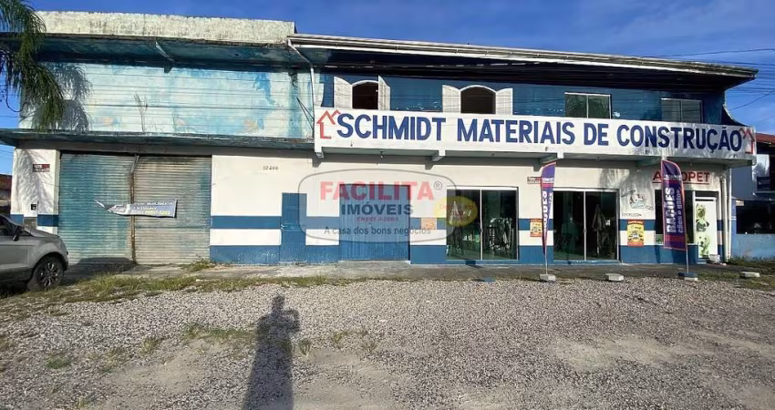 Comércio e moradia em um só lugar.