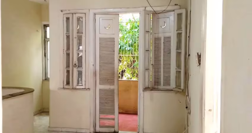 Boa casa tipo apto desocupada  varanda, salão, 3 qts na canindé