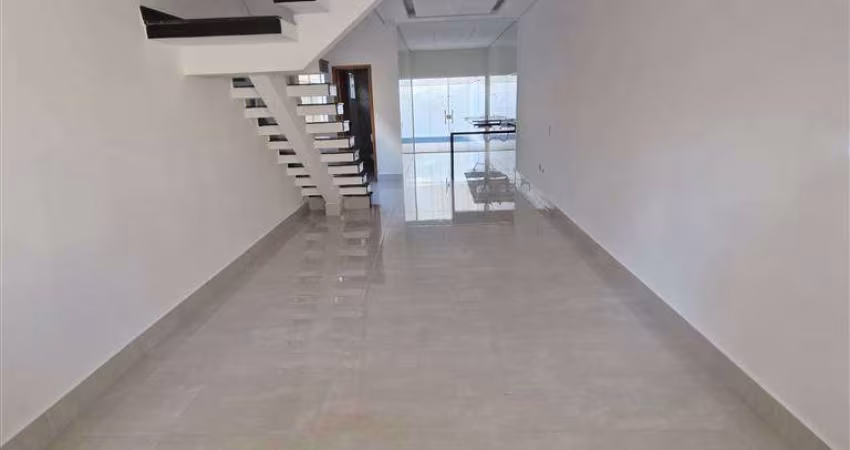 Sobrado de 3 Dorm sendo 1 SUÍTE, SACADA, 125 m² de área úitl. BAIRRO: OCIAN.