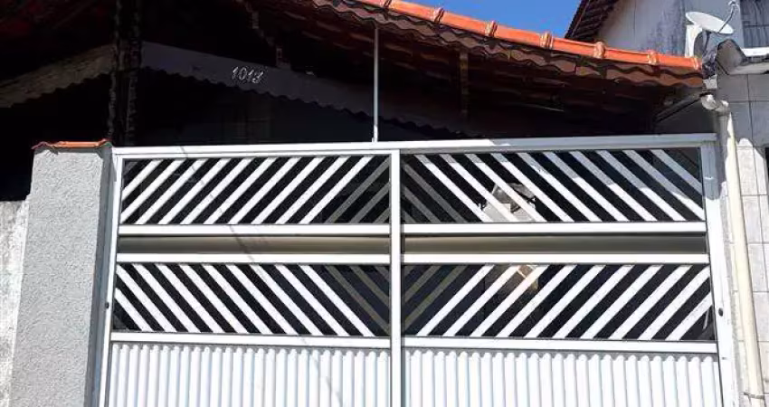 Casa c/ 2 dorm sendo 1 suíte, toda reformada, 70,50 m² de área útil. bairro: