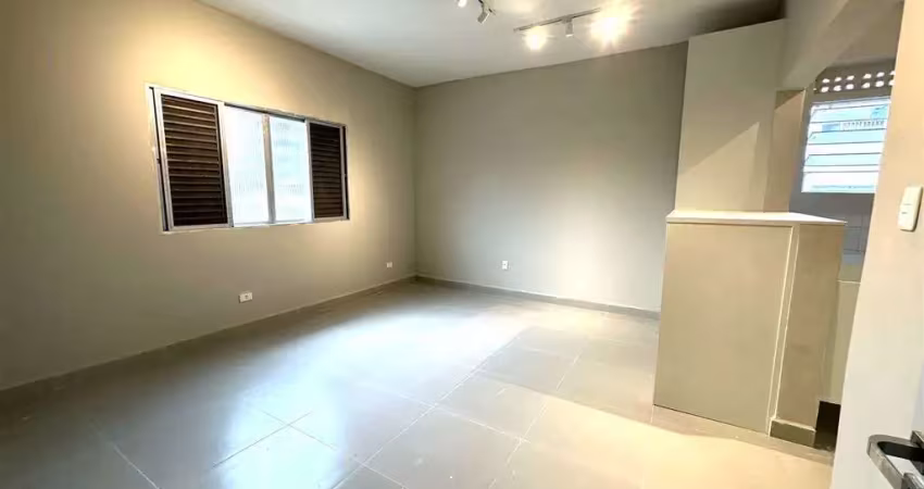 Kitão, com 29 m² de área útil, todo reformado. bairro: boqueirão.