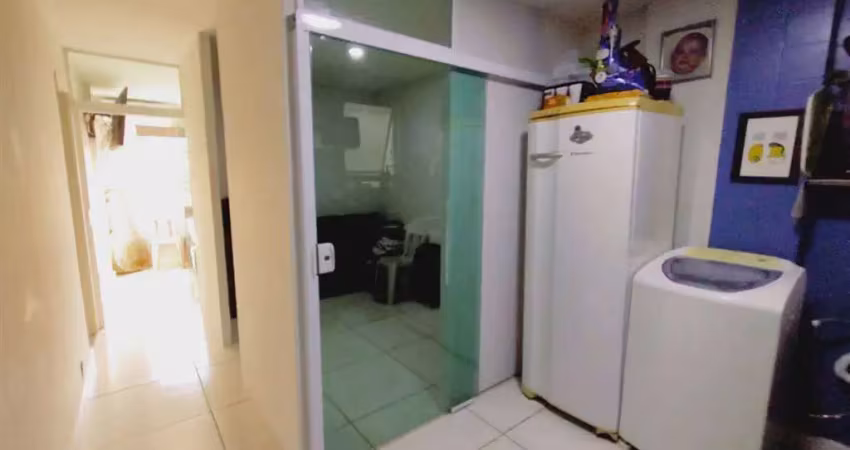 Kitão dividido, 30 m² de área útil, mobiliado, portaria 24 hs. bairro: aviação.