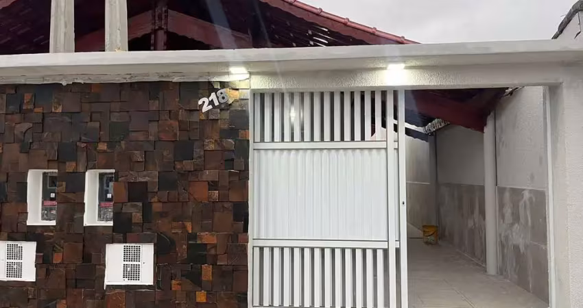 Casa - Padrão, para Venda em Mongaguá/SP