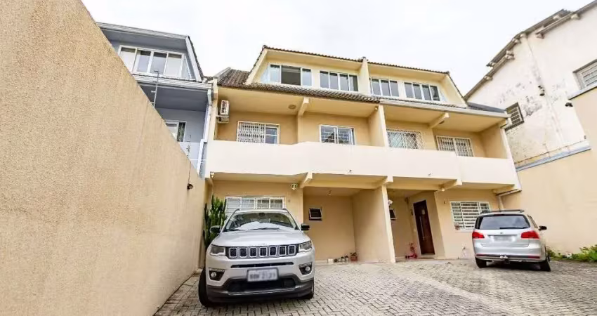 TRIPLES COM 3 SUITES EM CONDOMINIO FECHADO