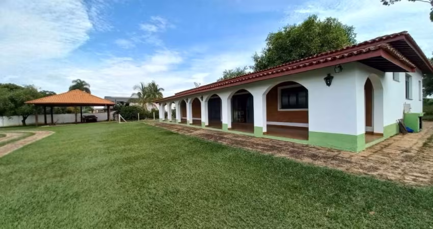 CHÁCARA A VENDA Maravilhosa Chácara à venda com cinco mil metros, muita grama, e muitas vagas para