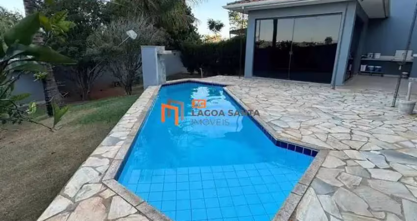 CASA  CINCO QUARTOS LOCALIZADA A 600 METROS DA ORLA DA LAGOA - LAGOA SANTA
