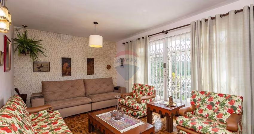 Casa a venda com 300m² de área construída, sendo 360m² de terreno no bairro Guaíra - Curitiba-PR por R$ 990.000,00