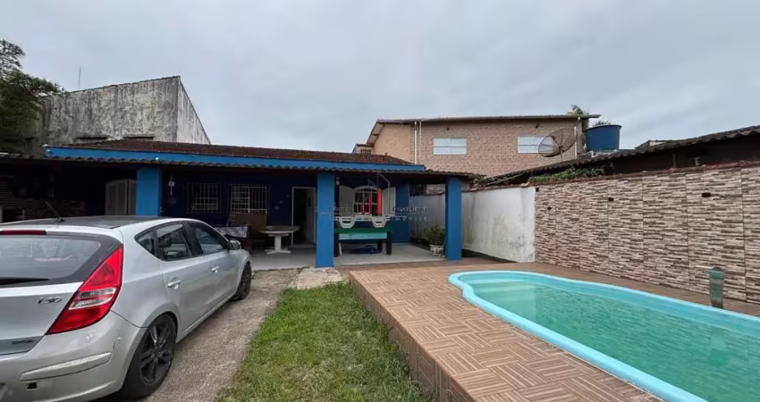 Casa com piscina e churrasqueira em Itanhaém, Jardim Das Palmeiras, 3 dormitórios, 1 suíte, 1 banheiro, 10 vagas