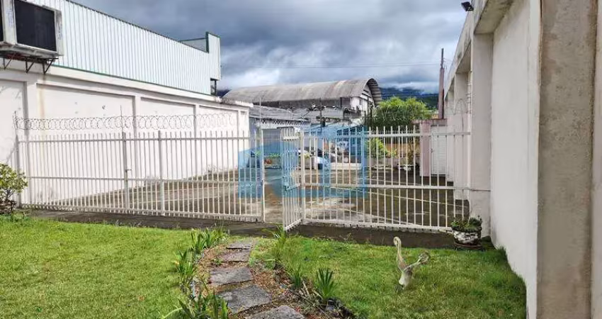 Casa comercial com estacionamento locação caraguatatuba