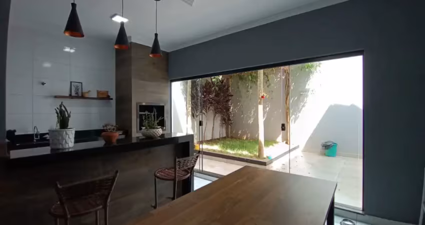 Belíssima casa bem localizada no Bairro Jardim Brasília
