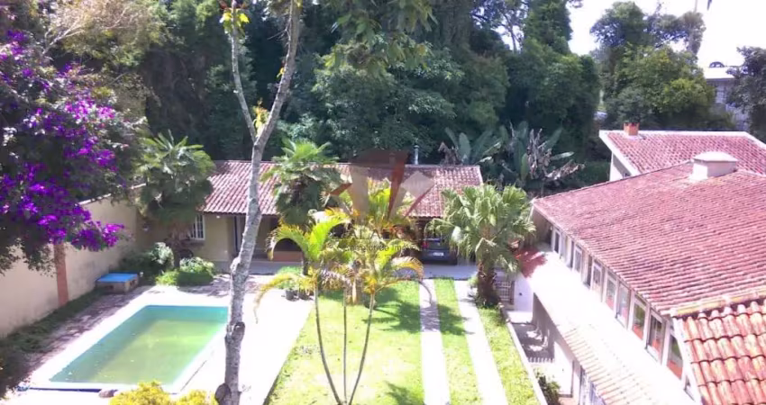 Casa com terreno e piscina para venda em Curitiba