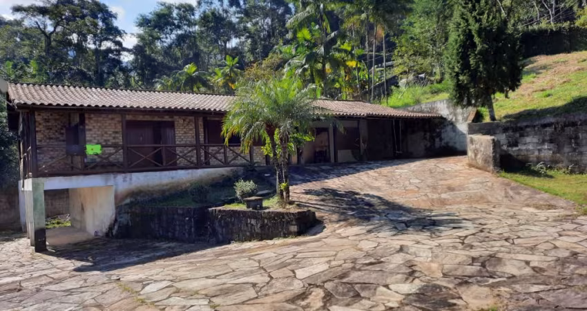 Vende-se uma chácara com 5.700 M² em Paraty RJ.