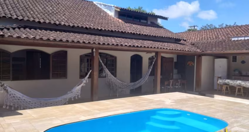 Bela Casa - Rica em Madeira - 6 Dormitórios - Escritura Definitiva - Residencial ou Comercial - Confira!