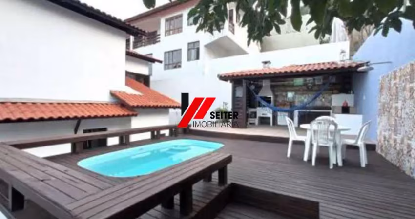Casa com 3 dormitórios, sendo 1 suíte a venda, com área de 214,82m² trindade