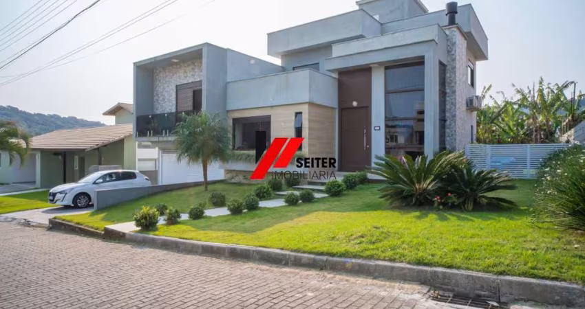 Casa à Venda de Alto Padrão na praia Cachoeira do Bom Jesus em Florianópolis