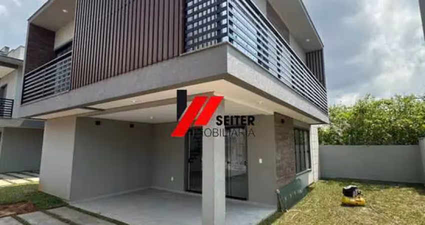 Casa à venda em Florianópolis-SC, bairro Campeche: 3 quartos, 2 suítes, 3 salas, 3 banheiros, 1 vaga de garagem, 182m² de área.
