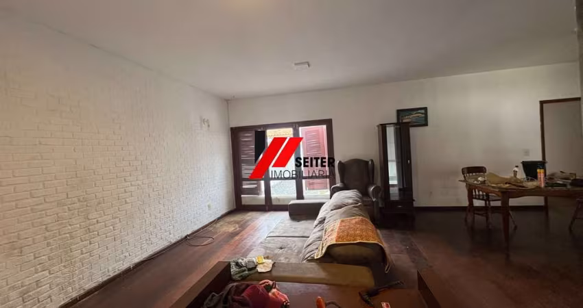 Casa espaçosa e confortável à venda em Florianópolis-SC, Itacorubi: 4 quartos, 1 suíte, 3 salas, 4 banheiros, 2 vagas, 220m². Aproveite!