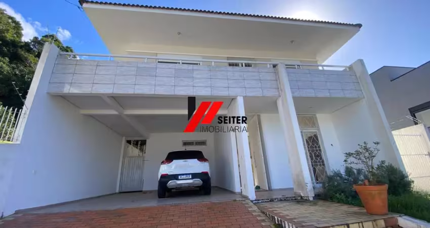 Casa de 4 suites a venda com patio a venda Corrego Grande com 306m² de área privativ.
