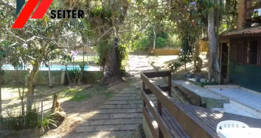 Duas casas a venda construídas em um terreno de 1000 m2 no bairro Serrinha Trindade