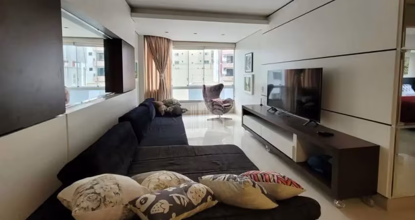 Apartamento com 3 dormitórios sendo 2 suites, semimobiliado no centro de balneário camboriú